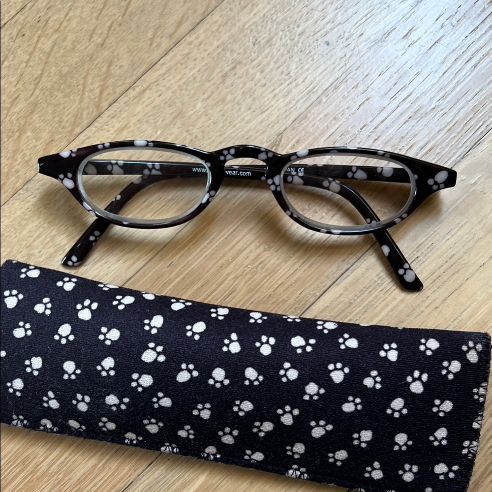 ICUEyewear Paw Print Black and White Glasses with Case +2.50